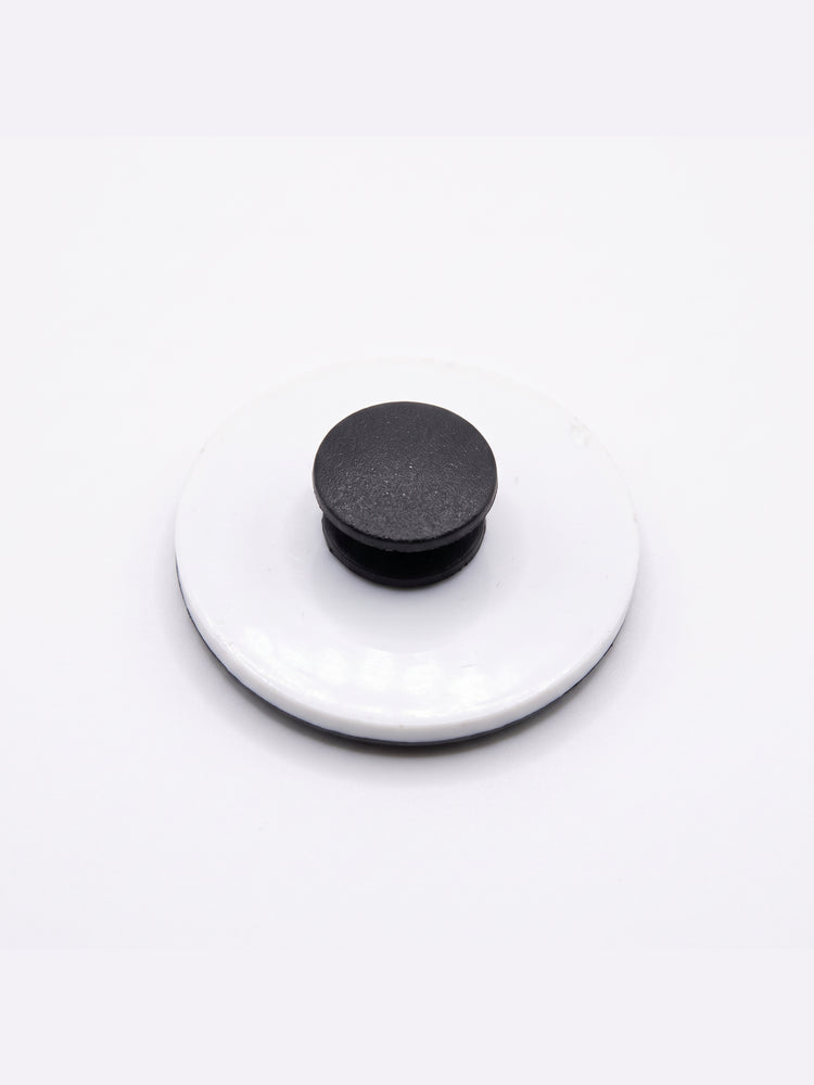 Pin's à Crocs logo B rond Balec – détail