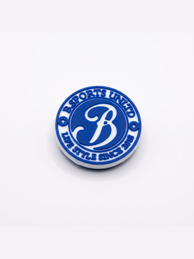 Pin's à Crocs logo B rond Balec – porté sur Crocs