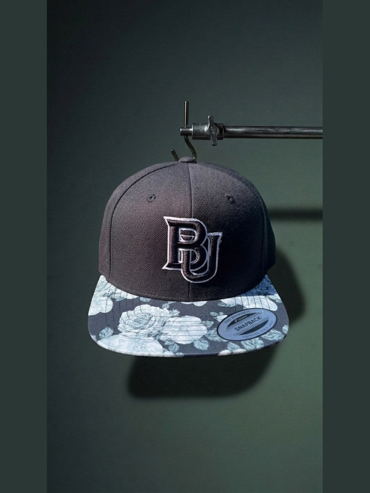 Casquette Floral Noir suspendue