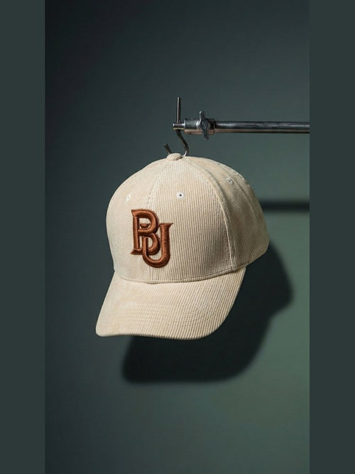 Casquette Velours Sable suspendue